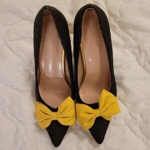 🌹NWOT Black Pumps with Golden Yellow Bows